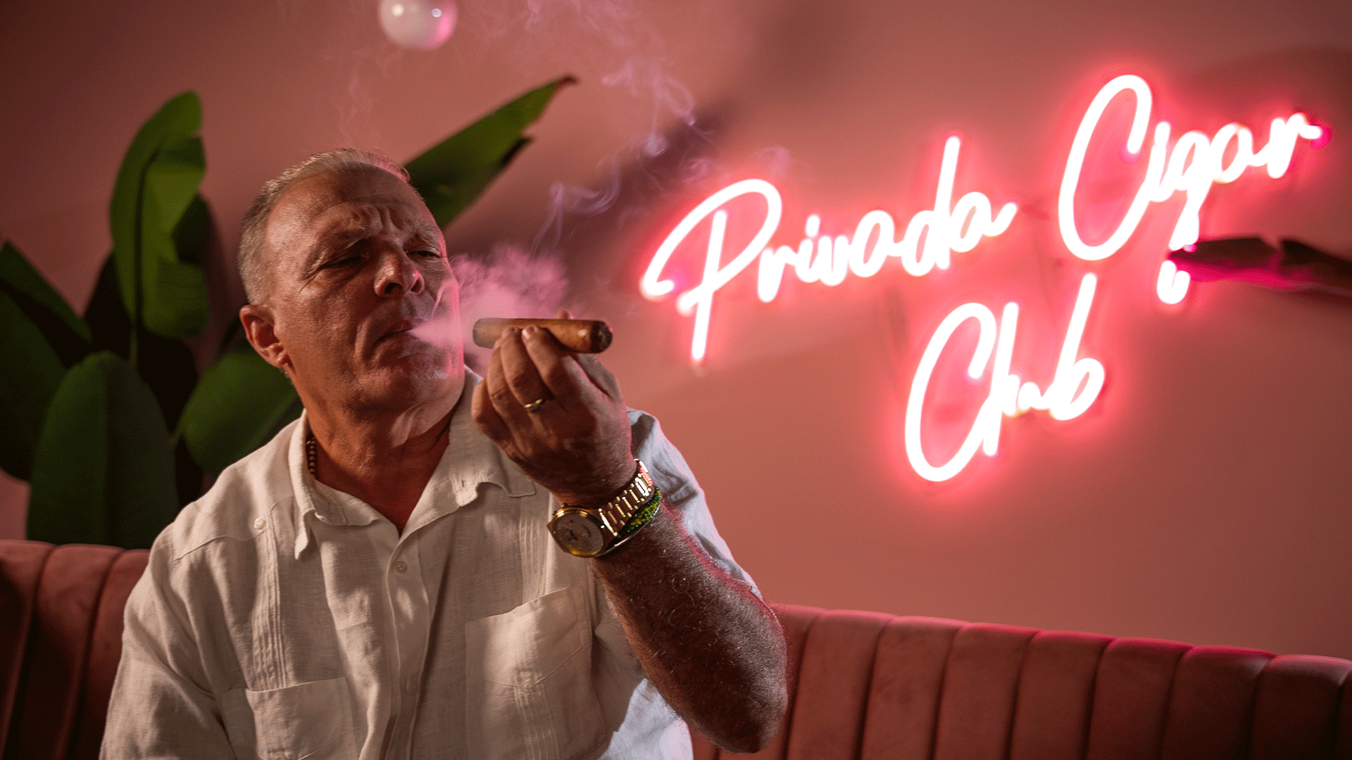 Cuban cigar maker 